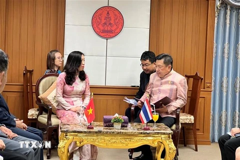 Thứ trưởng Bộ Ngoại giao, Chủ nhiệm Ủy ban Nhà nước về người Việt Nam ở nước ngoài Lê Thị Thu Hằng trong cuộc gặp Tỉnh trưởng tỉnh Udon Thani Wanchai Kongkasem. (Ảnh: Đỗ Sinh/TTXVN)