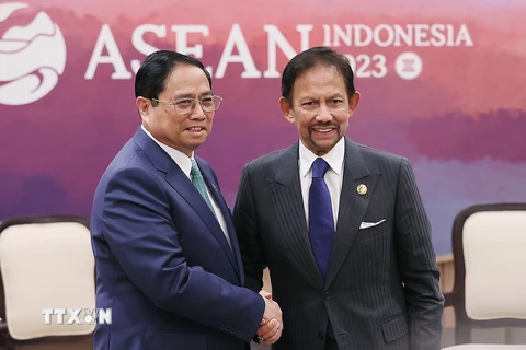 Thủ tướng Phạm Minh Chính gặp Quốc vương Brunei Hassanal Bolkiah. (Ảnh: Dương Giang/TTXVN) 