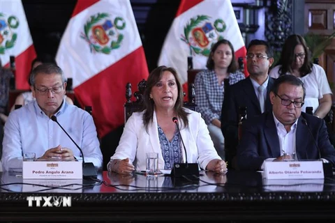 Tổng thống Peru Dina Boluarte (giữa) tại một cuộc họp ở Lima, Peru. (Ảnh: AFP/TTXVN)