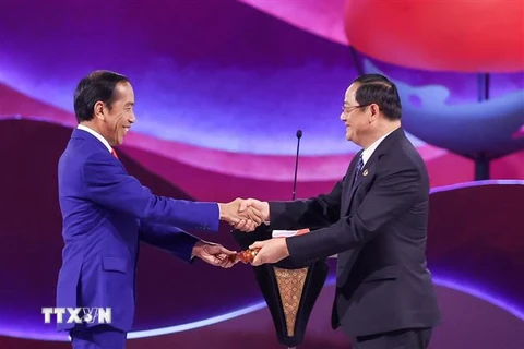 Tổng thống Indonesia Joko Widodo chuyển giao chức Chủ tịch ASEAN luân phiên cho Lào. (Ảnh: Dương Giang/TTXVN)