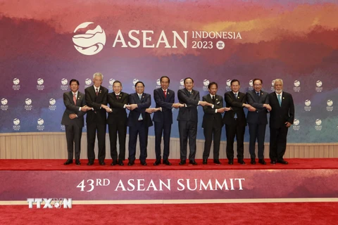Lãnh đạo các quốc gia ASEAN chụp ảnh tại Lễ Khai mạc Hội nghị Cấp cao ASEAN lần thứ 43. (Ảnh: THX/TTXVN)