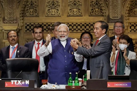 Tổng thống Indonesia Joko Widodo trao búa chuyển giao cương vị Chủ tịch G20 cho Thủ tướng Ấn Độ Narendra Modi tại lễ bế mạc Hội nghị G20 ở Bali (Indonesia), ngày 16/11/2022. (Ảnh: AFP/TTXVN)