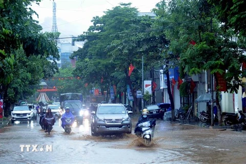 Mưa lớn gây ngập úng tại Quốc lộ 6 (đoạn qua khu vực đường Trường Chinh), thành phố Sơn La. (Ảnh: Quang Quyết/TTXVN)
