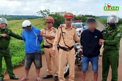 Cảnh sát Giao thông Công an tỉnh Đắk Nông phối hợp với các đơn vị liên quan bắt giữ 2 đối tượng cùng tang vật. (Nguồn: Báo Đắk Nông)