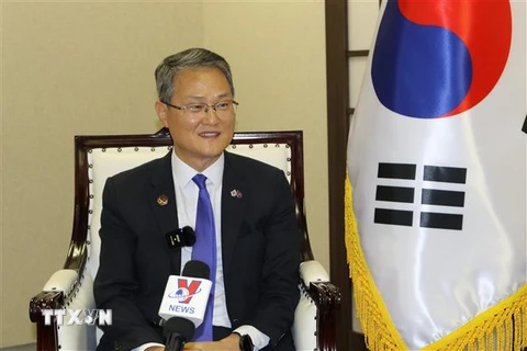 Đại sứ Hàn Quốc tại ASEAN Lee Jang-keun trao đổi với phóng viên thường trú TTXVN tại Indonesia. (Ảnh: Hữu Chiến/TTXVN)
