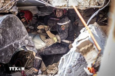Nhân viên cứu hộ tìm kiếm nạn nhân dưới đống đổ nát sau trận động đất ở tỉnh Al Haouz, Maroc. (Ảnh: AFP/TTXVN)