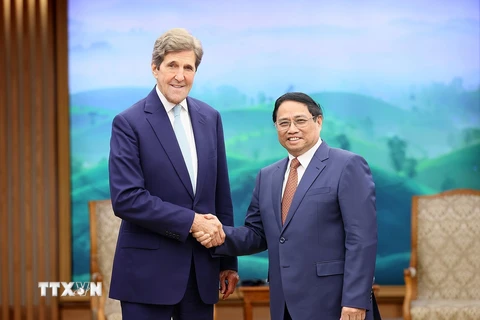 Thủ tướng Phạm Minh Chính tiếp Đặc phái viên của Tổng thống Hoa Kỳ về Khí hậu John Kerry. (Ảnh: Dương Giang/TTXVN)