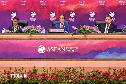 Tổng thống nước chủ nhà Joko Widodo (ảnh, giữa) nhấn mạnh ASEAN phải chung tay biến thách thức thành cơ hội, biến cạnh tranh thành hợp tác, biến độc quyền thành sự bao trùm và biến sự khác biệt thành thống nhất. (Ảnh: AFP/TTXVN)