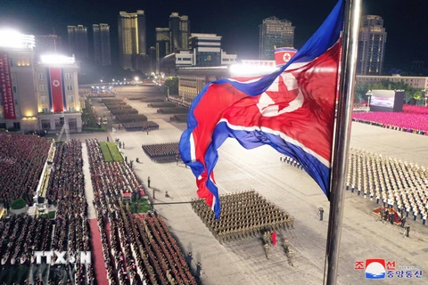 Lễ duyệt binh của lực lượng bán quân sự nhân kỷ niệm 75 năm ngày Quốc khánh ở Bình Nhưỡng. (Ảnh: YONHAP/TTXVN) 