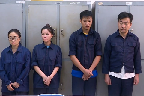 Bốn cán bộ công tác tại Đội thủ tục Hàng hóa Nhập khẩu - Chi cục Hải quan Chơn Thành, tỉnh Bình Phước bị bắt về tội nhận hối lộ. (Ảnh: Công an cung cấp)