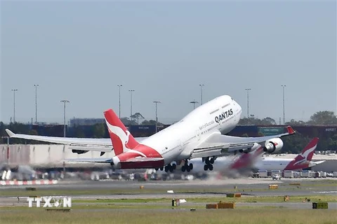 Máy bay của hãng hàng không Qantas Airways cất cánh từ sân bay Sydney, Australia. (Ảnh: AFP/TTXVN)