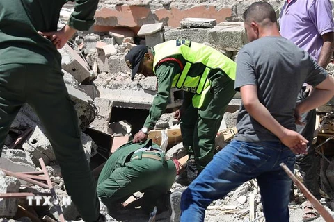 Lực lượng cứu hộ tìm kiếm nạn nhân mắc kẹt dưới đống đổ nát sau thảm họa động đất tại Amizmiz, Maroc. (Ảnh: THX/TTXVN)