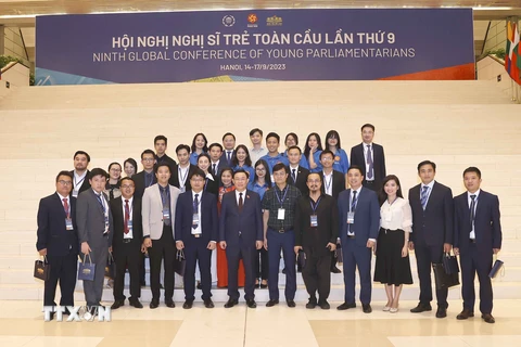 Chủ tịch Quốc hội Vương Đình Huệ với 20 thanh niên Việt Nam tiêu biểu. (Ảnh: TTXVN)