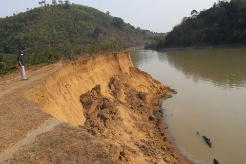 Sông Krông Ana đoạn qua xã Yang Tao (huyện Lắk) bị sạt lở nghiêm trọng. (Nguồn: Báo Đắk Lắk)
