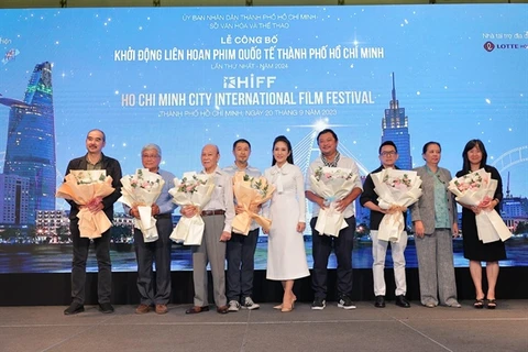 Ban Tổ chức tặng hoa cho thành viên trong Ban Cố vấn của HIFF 2024. (Nguồn: Báo Văn hóa)