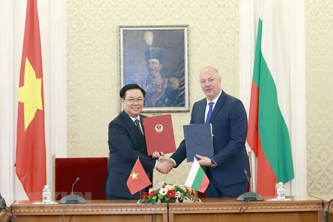 Chủ tịch Quốc hội Vương Đình Huệ và Chủ tịch Quốc hội Bulgaria Rosen Zhelyazkov ký Thỏa thuận Hợp tác giữa hai Quốc hội. (Ảnh: Doãn Tấn/TTXVN)