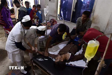 Điều trị cho nạn nhân ngộ độc rượu tại bệnh viện thành phố Golaghat, bang Assam, Ấn Độ. (Ảnh: AFP/TTXVN)