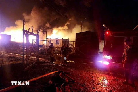 Khói lửa bốc lên tại hiện trường vụ nổ kho nhiên liệu ở khu vực Nagorny-Karabakh, ngày 25/9/2023. (Ảnh: AFP/TTXVN)