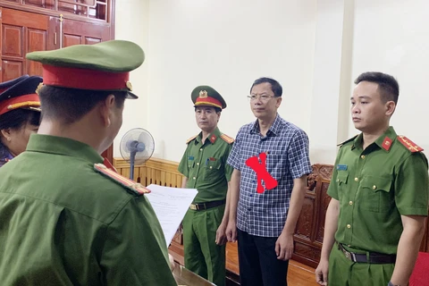 Cơ quan Cảnh sát Điều tra thi hành Lệnh bắt bị can để tạm giam đối với ông Nguyễn Văn Hùng (dấu X), Hiệu trưởng Trường Cao đẳng Công nghiệp Thanh Hóa. (Ảnh: Công an cung cấp)