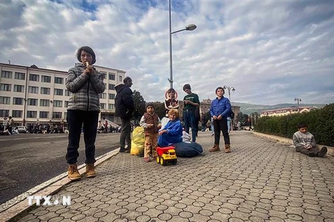 Người dân chờ sơ tán khỏi thành phố Stepanakert, Nagorny-Karabakh. (Ảnh: AFP/TTXVN)