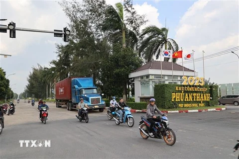 Công nhân và xe hàng lưu thông tấp nập tại Khu Công nghiệp Phú An Thạnh, Bến Lức, Long An. (Ảnh: Minh Hưng/TTXVN)