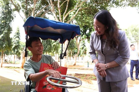 Phó Chủ tịch nước Võ Thị Ánh Xuân thăm hỏi, tặng quà cho đối tượng được chăm sóc tại Trung tâm Bảo trợ Xã hội tỉnh Đắk Lắk. (Ảnh: Tuấn Anh/TTXVN)