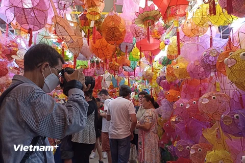 Đèn lồng thủ công được bày bán ở chợ Đại Kiều, Yuen Long. (Ảnh: Mạc Luyện/Vietnam+)