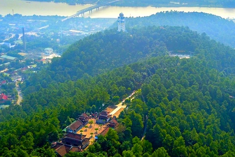 Toàn cảnh sông Lam, núi Quyết nhìn từ trên cao. (Nguồn: Báo Nghệ An)