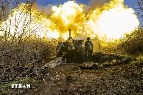Binh sỹ Ukraine nã đạn pháo nhằm vào các mục tiêu của Nga ở ngoại ô Bakhmut. (Nguồn: AFP/TTXVN)
