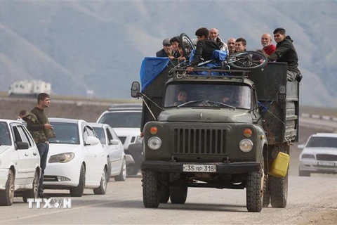 Người tị nạn Armenia rời khỏi Nagorny-Karabakh đi lánh nạn tới các thành phố của Armenia. (Ảnh: AFP/TTXVN)