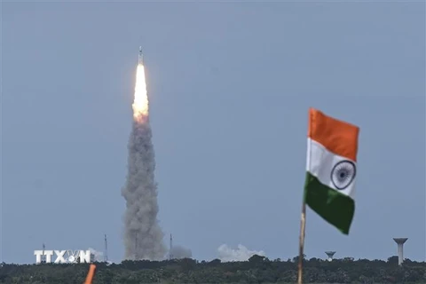 Vụ phóng tàu Chandrayaan-3 từ trung tâm vũ trụ Satish Dhawan tại bang Andhra Pradesh, miền Nam Ấn Độ ngày 14/7. (Ảnh: AFP/TTXVN)