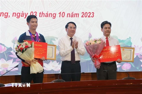 Phó Chủ tịch UBND thành phố Hải Phòng Lê Khắc Nam khen thưởng vận động viên Phạm Quang Huy và huấn luyện viên. (Ảnh: Hoàng Ngọc/TTXVN)