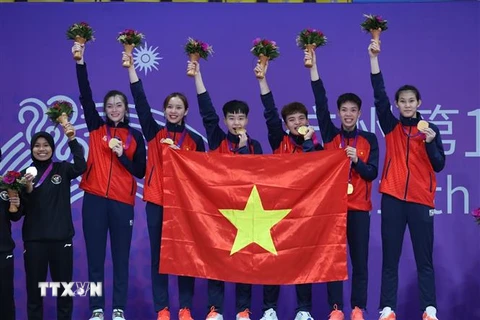 Đội tuyển Cầu mây 4 người Nữ Việt Nam trên bục huy chương. (Ảnh: Hoàng Linh/TTXVN)