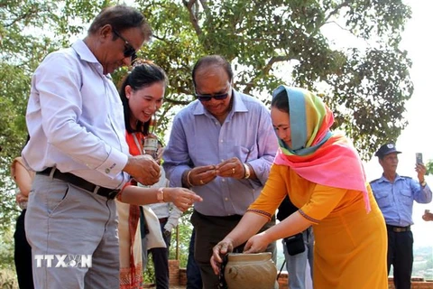 Đoàn Famtrip doanh nghiệp du lịch của Ấn Độ tìm hiểu cách làm gốm truyền thống của người Chăm ở Ninh Thuận. (Ảnh: Công Thử/TTXVN)