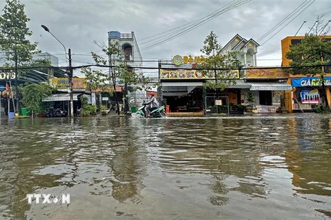 Nhiều tuyến đường nội ô thành phố Cà Mau tiếp tục chịu ngập lụt ở độ sâu từ 15-45cm. (Ảnh: Huỳnh Anh/TTXVN)