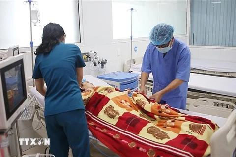 Nạn nhân vụ nổ súng đang được chăm sóc sức khỏe tại Bệnh viện Đa khoa Phúc Hưng, thành phố Quảng Ngãi. (Ảnh: TTXVN phát)