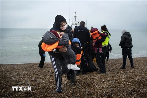 Người di cư được đưa về bãi biển ở Dungeness, phía Đông Nam vùng England, sau khi được giải cứu ở eo biển Channel. (Ảnh: AFP/TTXVN)