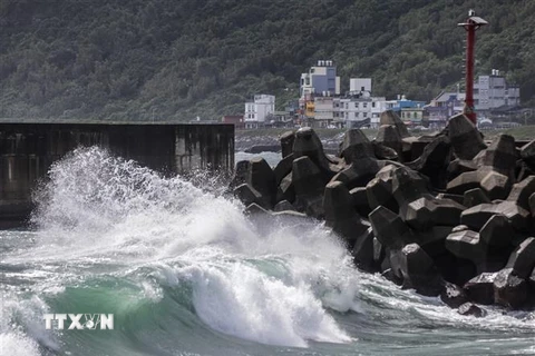 Sóng lớn do ảnh hưởng của bão Koinu ở thành phố Cơ Long, vùng lãnh thổ Đài Loan (Trung Quốc). (Ảnh: AFP/TTXVN)