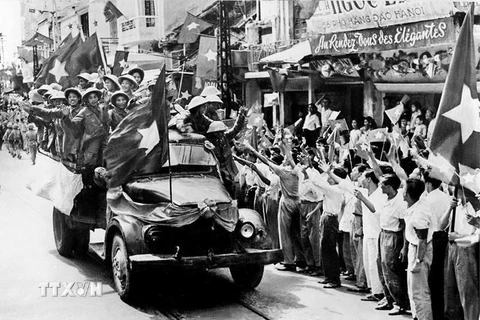 Sáng 10/10/1954, các cánh quân của Đại đoàn 308 từ các cửa ô tiến vào tiếp quản Thủ đô được giải phóng trong rừng cờ hoa đón chào của 200.000 người dân Hà Nội. (Ảnh: Tư liệu TTXVN)