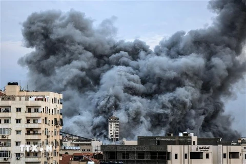 Khói lửa bốc lên trong các cuộc không kích của Israel xuống Dải Gaza nhằm đáp trả loạt rocket của Phong trào Hamas nhằm vào lãnh thổ nhà nước Do Thái. (Ảnh: AFP/TTXVN)