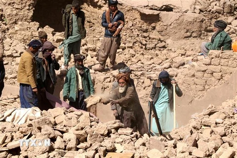 Người dân Afghanistan tìm kiếm thi thể nạn nhân trong đống đổ nát sau trận động đất tại tỉnh Herat. (Ảnh: AFP/TTXVN)
