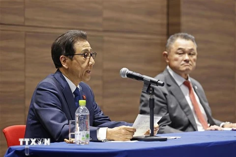 Thị trưởng thành phố Sapparo Katsuhiro Akimoto (trái) và Chủ tịch JOC Yasuhiro Yamashita (phải) tại cuộc họp báo ở Tokyo, Nhật Bản. (Ảnh: Kyodo/TTXVN)