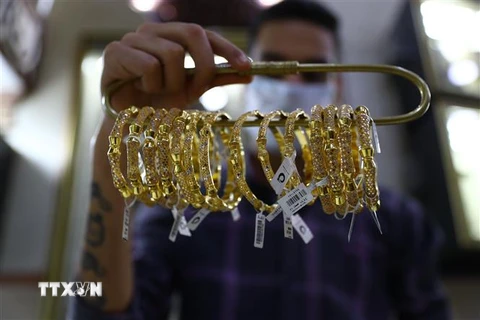 Vàng trang sức được bày bán tại tiệm kim hoàn ở Cairo, Ai Cập. (Ảnh: THX/TTXVN)