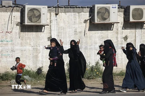 Người dân Palestine rời bỏ nhà cửa ở Dải Gaza nhằm tránh cuộc xung đột Hamas-Israel. (Ảnh: AFP/TTXVN)