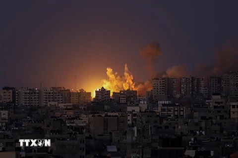 Khói lửa bốc lên sau cuộc không kích của Israel xuống Gaza. (Ảnh: THX/TTXVN)