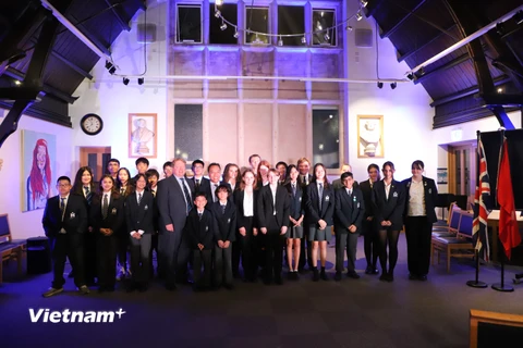 Đại sứ Việt Nam tại Anh chụp ảnh lưu niệm cùng các giáo viên và học sinh trường Reigate. (Ảnh: Hải Vân/Vietnam+)