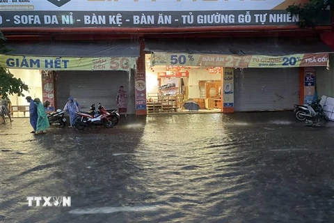 Nhiều tuyến đường tại quận Liên Chiểu (Đà Nẵng) ngập trong nước do mưa lớn liên tục. (Ảnh: Trần Lê Lâm/TTXVN)