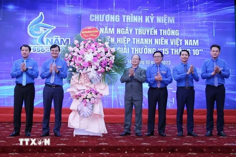 Ban Bí thư Trung ương Đoàn tặng hoa các thế hệ lãnh đạo Trung ương Hội Liên hiệp Thanh niên Việt Nam qua các thời kỳ. (Ảnh: Minh Đức/TTXVN)