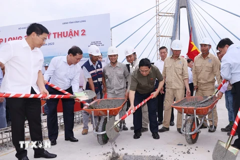 Thủ tướng Phạm Minh Chính và các đại biểu thực hiện nghi lễ hợp long cầu Mỹ Thuận 2. (Ảnh: Dương Giang/TTXVN)