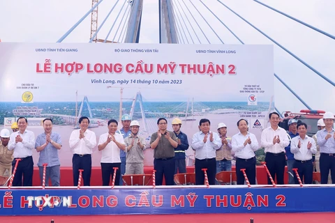 Thủ tướng Phạm Minh Chính và các đại biểu thực hiện nghi lễ hợp long Cầu Mỹ Thuận 2. (Ảnh: Dương Giang/TTXVN)